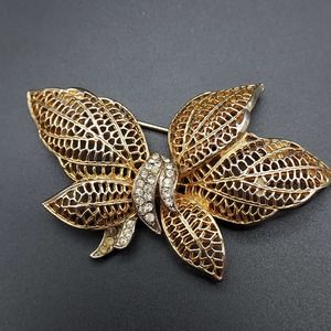 Signed ART Gold Tone Rhinestone Leaf Brooch Vintage Costume Jewelry Art Mode